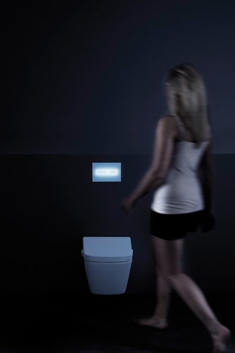 toaleta z czujnikiem na podczerwień, która spłukuje się samodzielnie